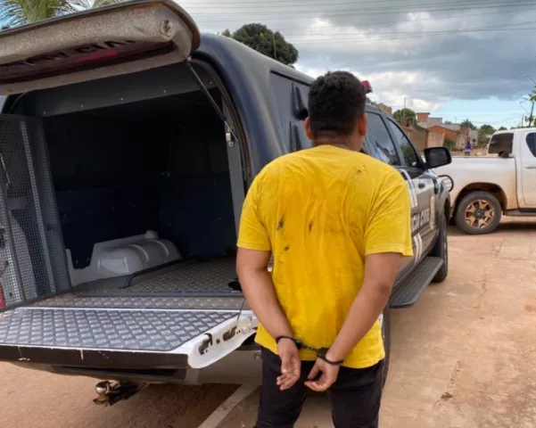 Traficante tenta evitar prisão soltando cachorros bravos contra a polícia 