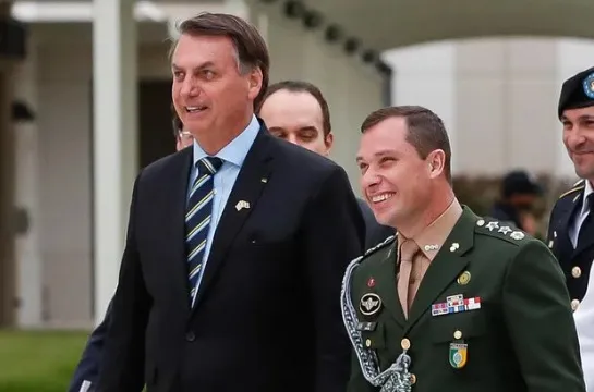 Bolsonaro comemora aprovação de projeto que extingue 