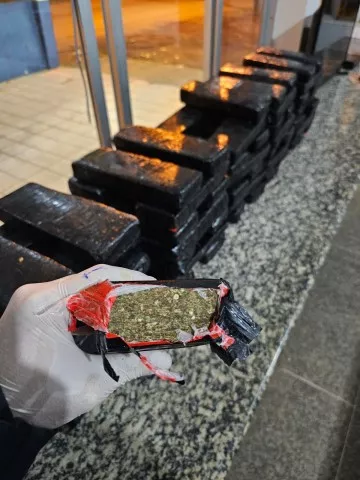 PRF apreende 70 kg de maconha em veículo de luxo na BR-135