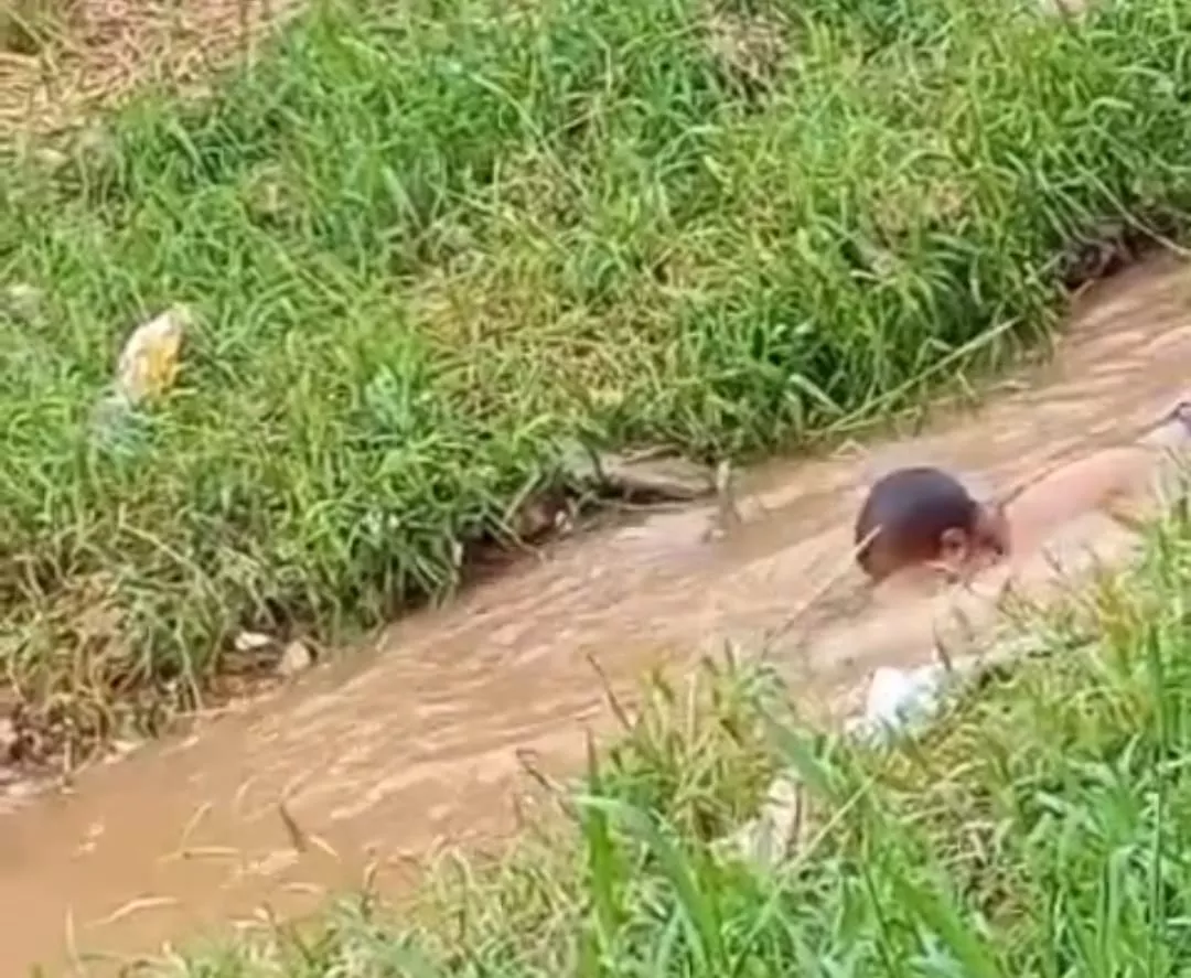 Crianças se banham dentro de 