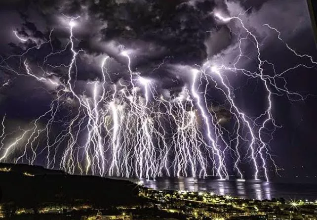 Fotógrafo faz registro impressionante de mais de 100 relâmpagos no céu da Turquia