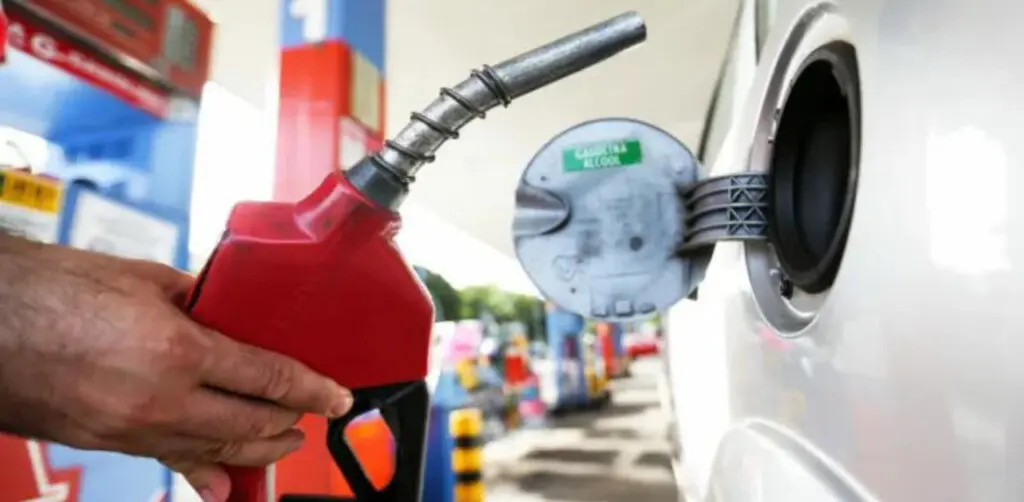 Preço da gasolina registra aumento de 4,3%, aponta pesquisa