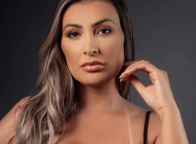 Andressa Urach é criticada na web após receber o filho em boate de entretenimento adulto