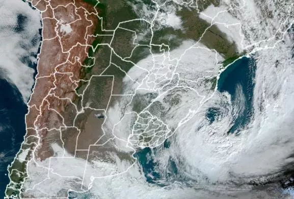 Ciclone extratropical atinge o RS e provoca morte, suspensão de aulas e queda de energia