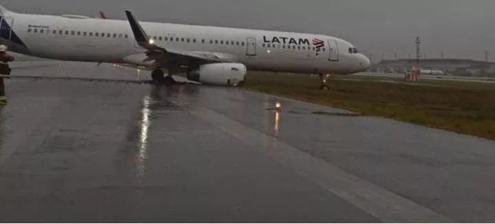 Passageiro registra momento de derrapagem de avião em Florianópolis