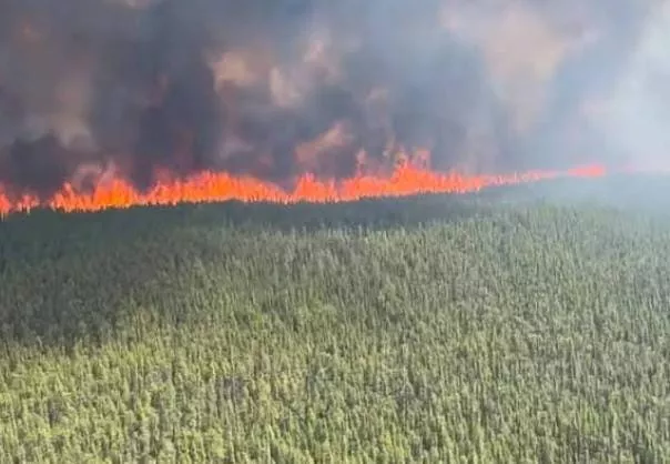 Com incêndios fora de controle, autoridades do Canadá pedem ajuda internacional