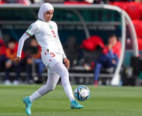 Zagueira do Marrocos é a 1ª mulher a usar hijab em Copa do Mundo Feminina.