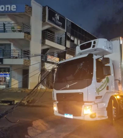 Caminhão derruba dois postes de energia no bairro Renascença, em São Luís