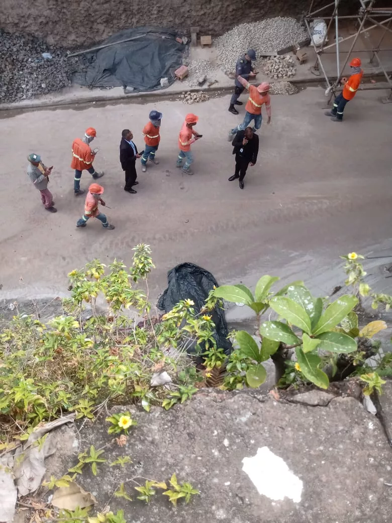 Homem cai da rampa em frente ao Palácio dos Leões