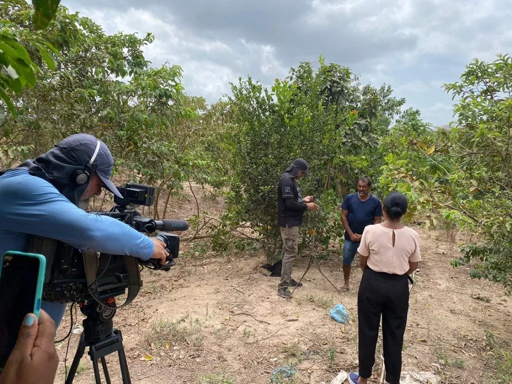 Equipe do Fantástico grava reportagem sobre demolição de casa em Zé Doca