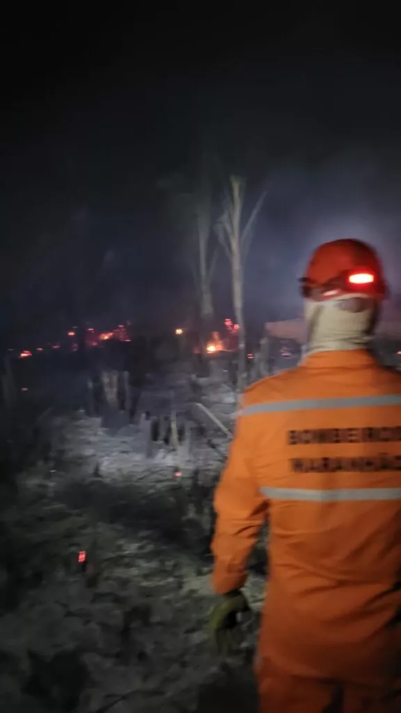 Incêndio em vegetação destrói três casas em São Benedito do Rio Preto