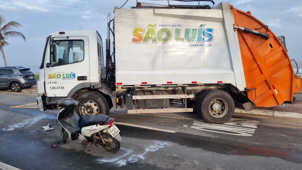 Acidente envolvendo caminhão de lixo gera caos na Avenida Litorânea