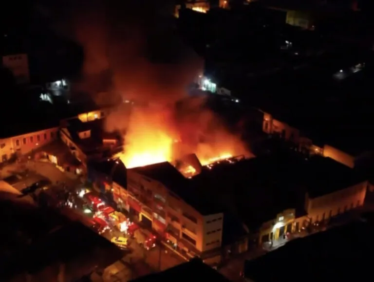 Incêndio devasta comércios no Centro de São Luís