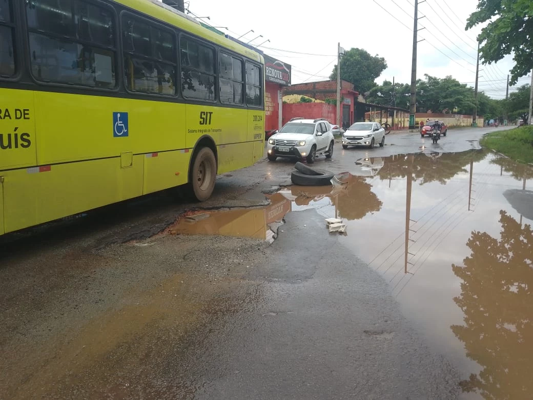 Buracos na Avenida dos Franceses, no Coroadinho, preocupam motoristas