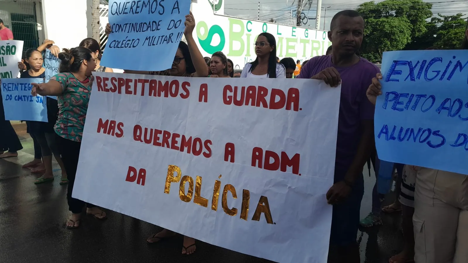 Pais de alunos do Colégio Militar em São José de Ribamar realizam manifestação contra o prefeito