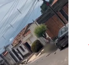 Mulher em situação de rua é agredida a pauladas por dois homens em Caxias