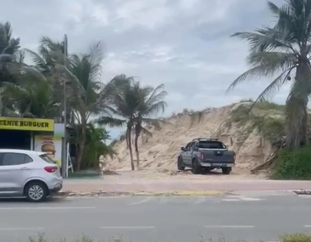 Prefeitura de São Luís é acusada de crime ambiental em praia da Avenida Litorânea