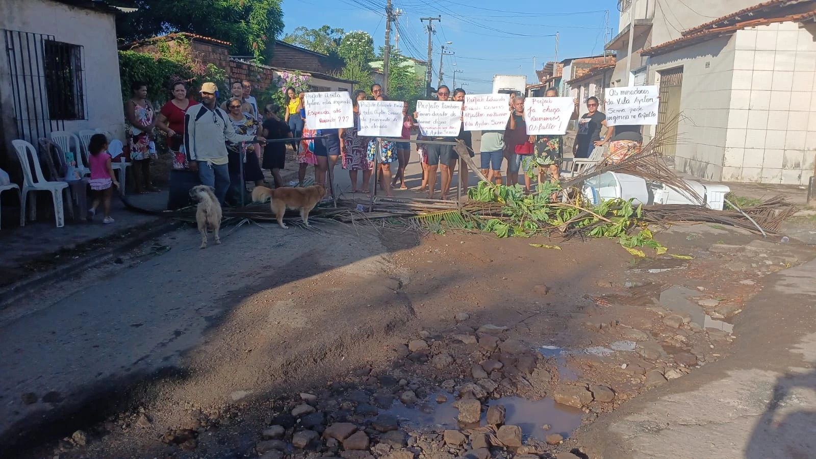 Moradores da Vila Airton Senna protestam contra buracos e insegurança em São Luís