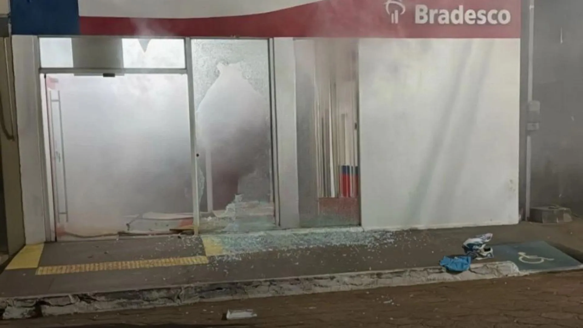 Agência do Bradesco em São João do Paraíso é destruída em explosão por criminosos