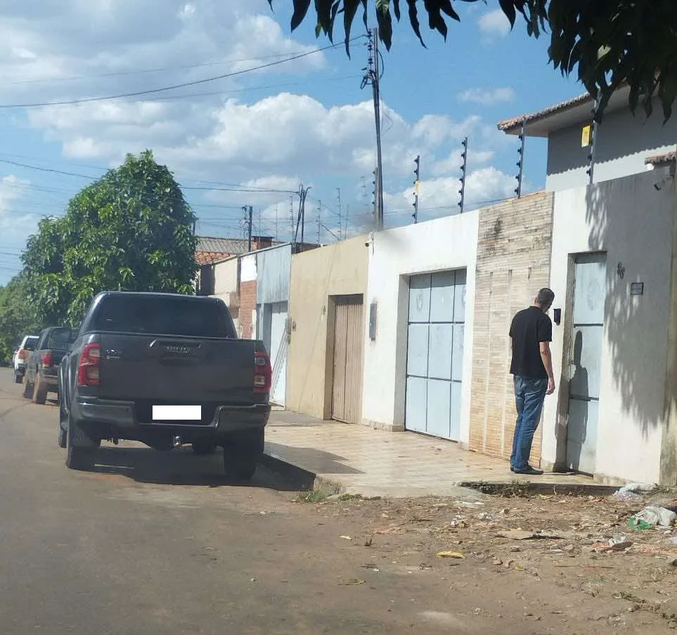 Cobrador da família Pacovan bate na porta da residência de deputado federal