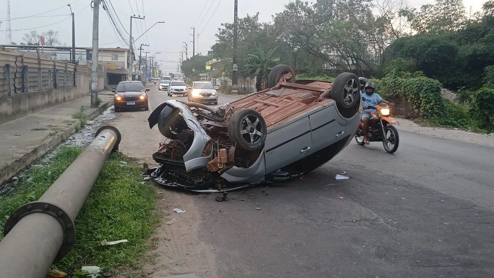 Capotamento na Estrada da Maioba deixa veículo virado de cabeça para baixo em São Luís