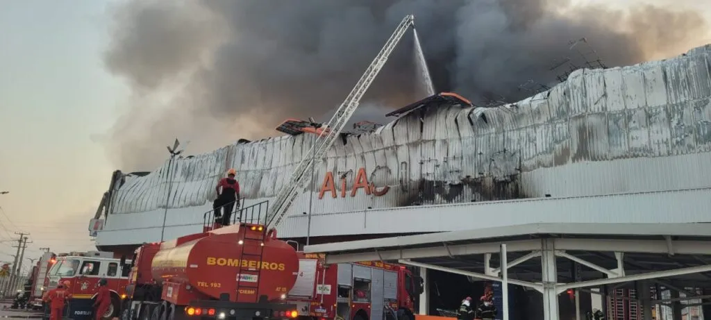 Bombeiros ainda combatem focos de incêndio em loja de atacarejo em São Luís