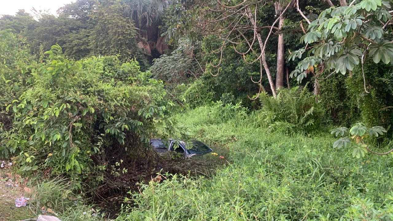 Carro com cinco ocupantes cai em lago após acidente na avenida Jerônimo de Albuquerque