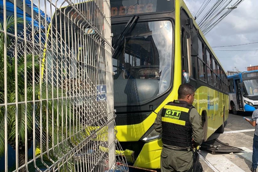 Ônibus invade calçada e atropela pedestre no Centro de São Luís