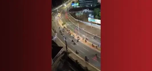 Motoqueiros causam poluição sonora e praticam manobras arriscadas na Ponta d’Areia