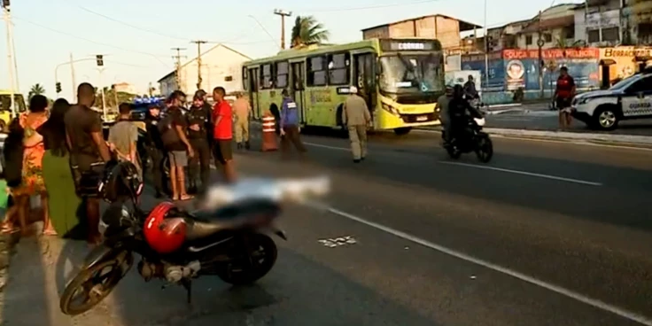 Homem em garupa de moto morre após acidente na Avenida Beira-Mar, em São Luís